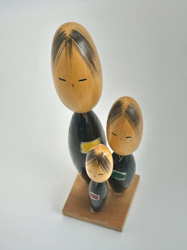 K18084 - Vintage Kokeshi Family Figurine Nara