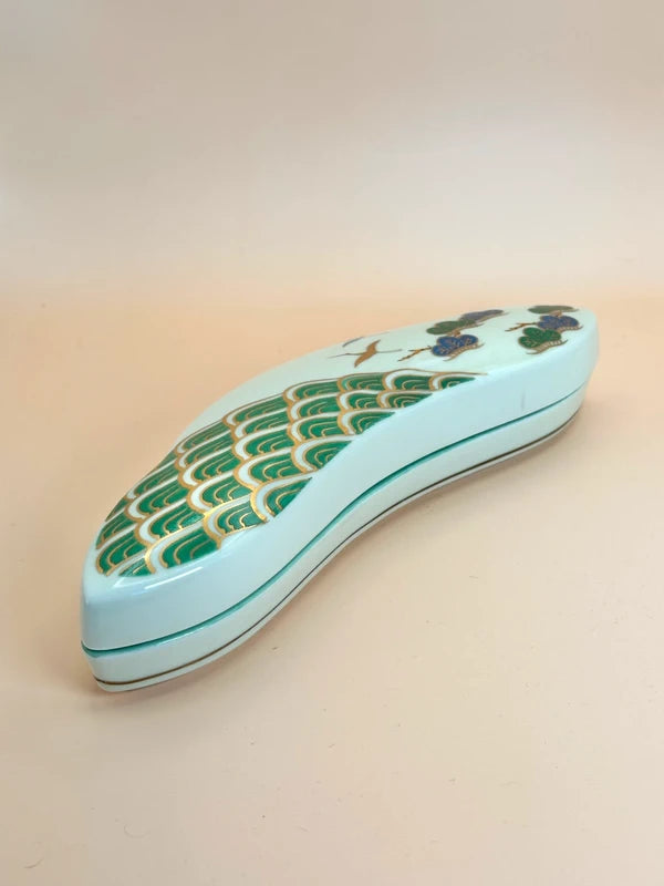 TB06 - Kiyomizu-yaki Bean Pod-Shaped Lidded Container