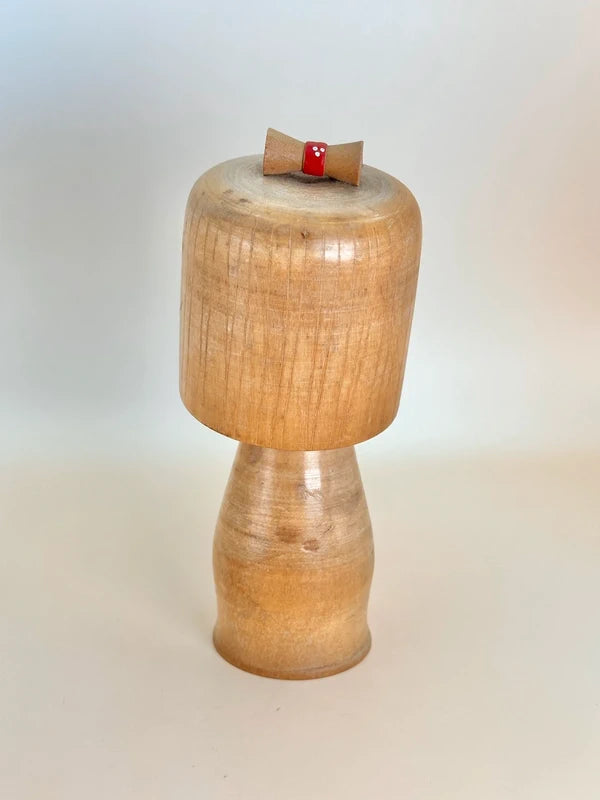 K15083 - Sosaku kokeshi by Ueda Izumi 值田和泉