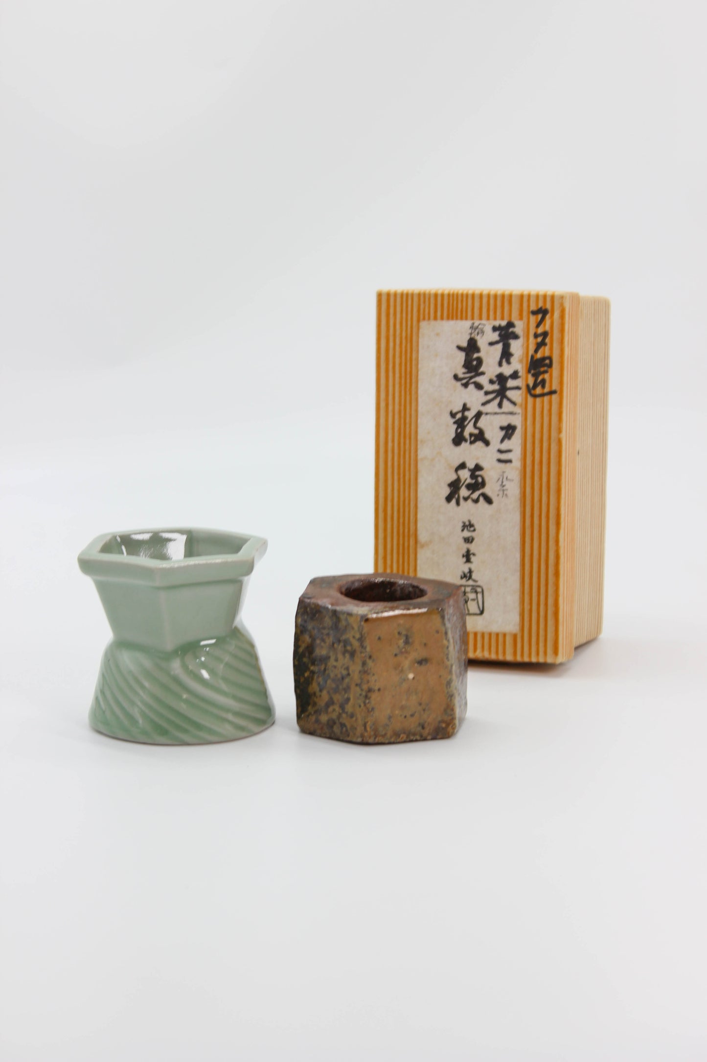 TC117 - Set of Futaoki Celadon Bizen蓋置