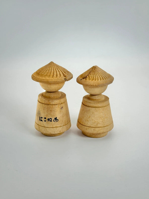 Une paire de kokeshi omiayge vintage