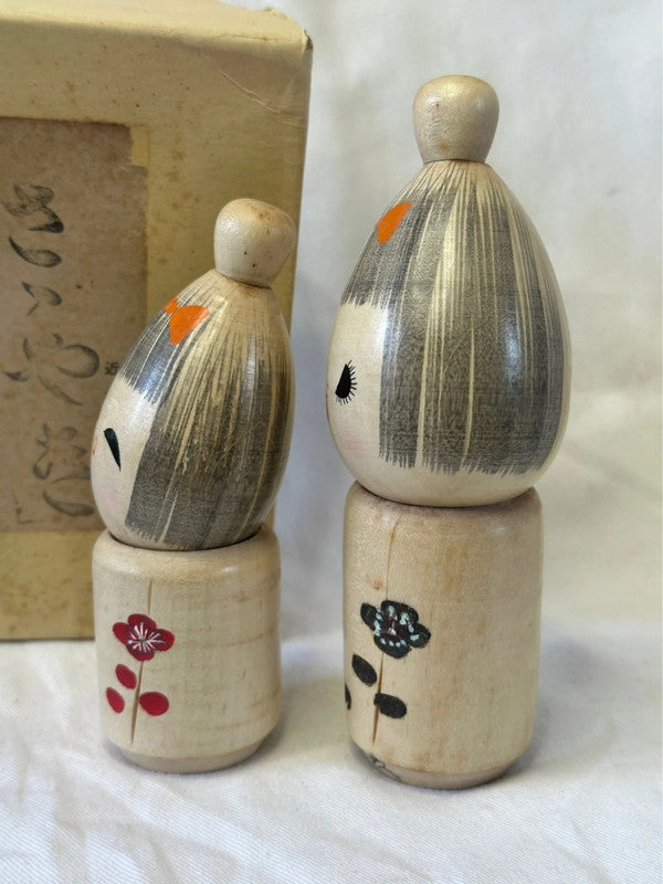 Une paire de kokeshi japonaises de Seiju