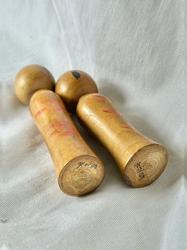 Un ensemble de kokeshi Nambu vintage traditionnelles