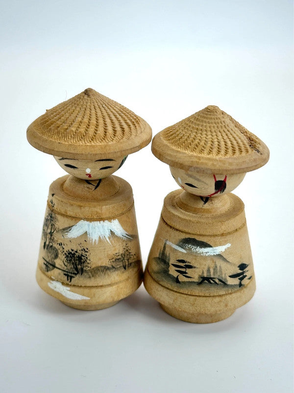 Une paire de kokeshi omiayge vintage