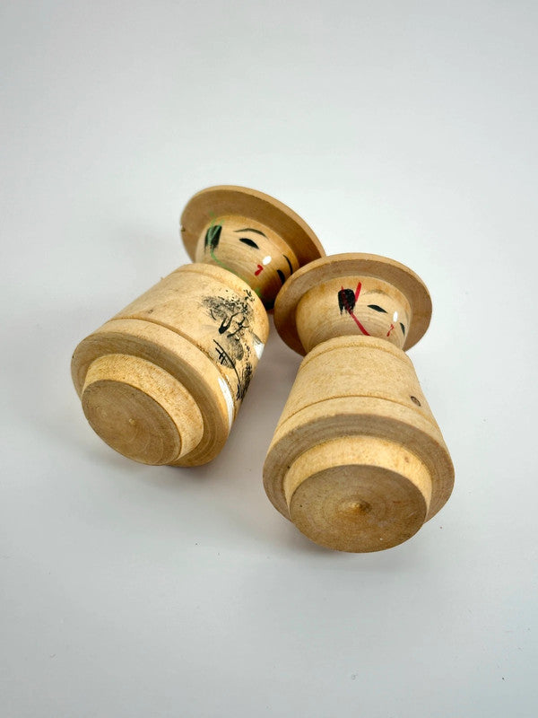 Une paire de kokeshi omiayge vintage
