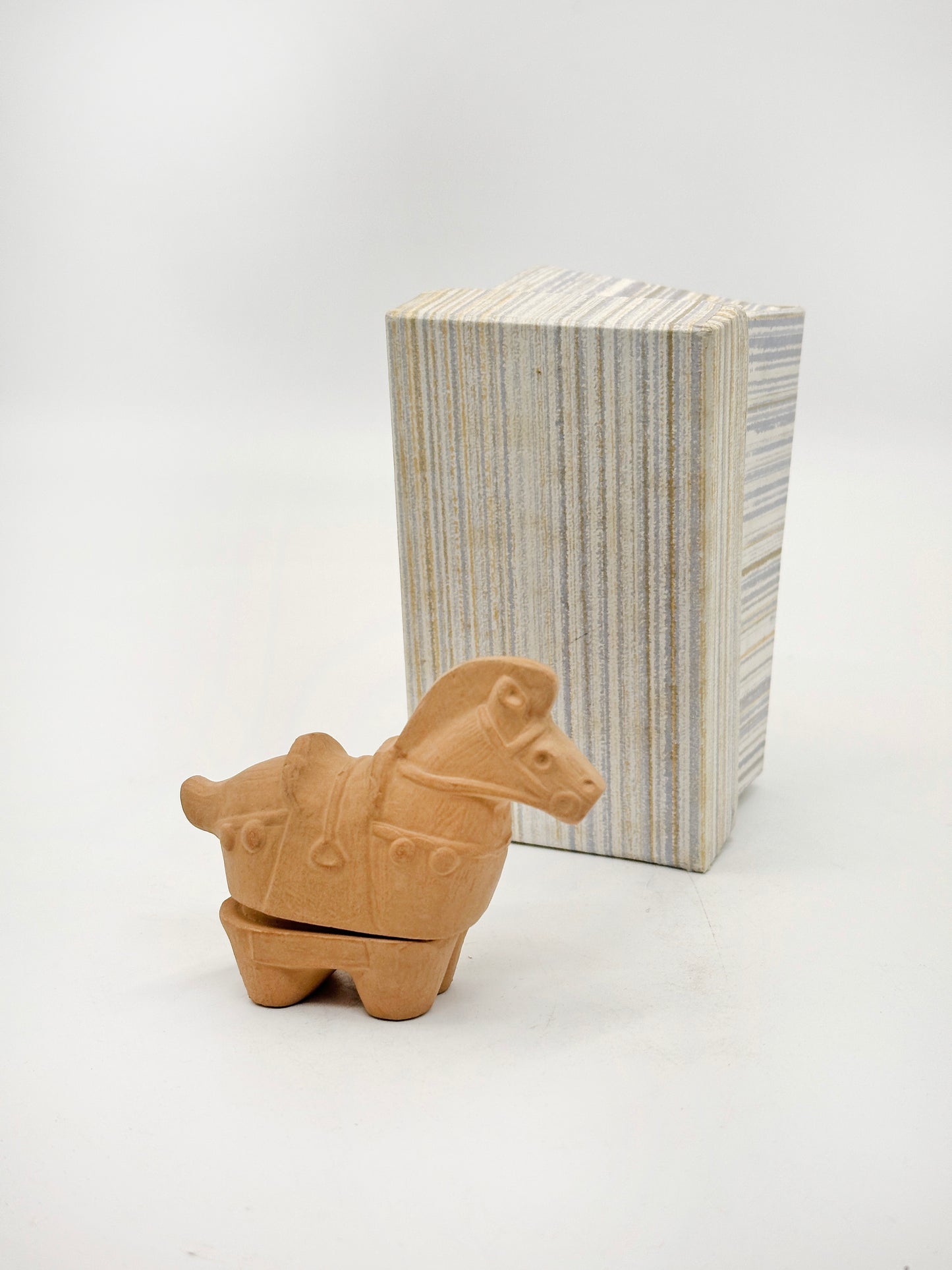 TB213 - Kogo Box of horse haniwa 埴輪