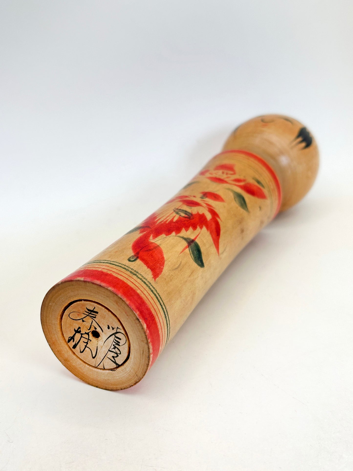 K18126 - Kokeshi Naruko tradicional por Yasuo Yusa 遊佐泰雄