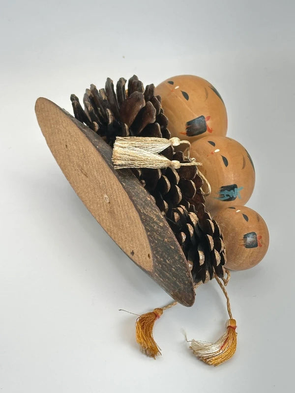 FT97 - Omiyage kokeshi doll pine cone