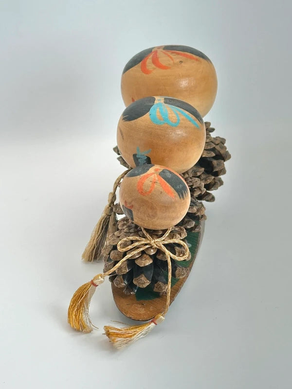 FT97 - Omiyage kokeshi doll pine cone