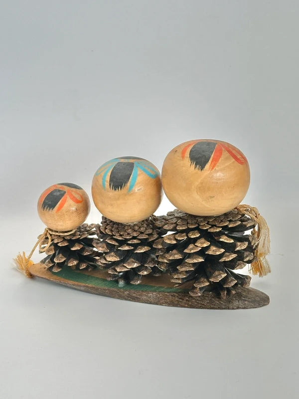 FT97 - Omiyage kokeshi doll pine cone
