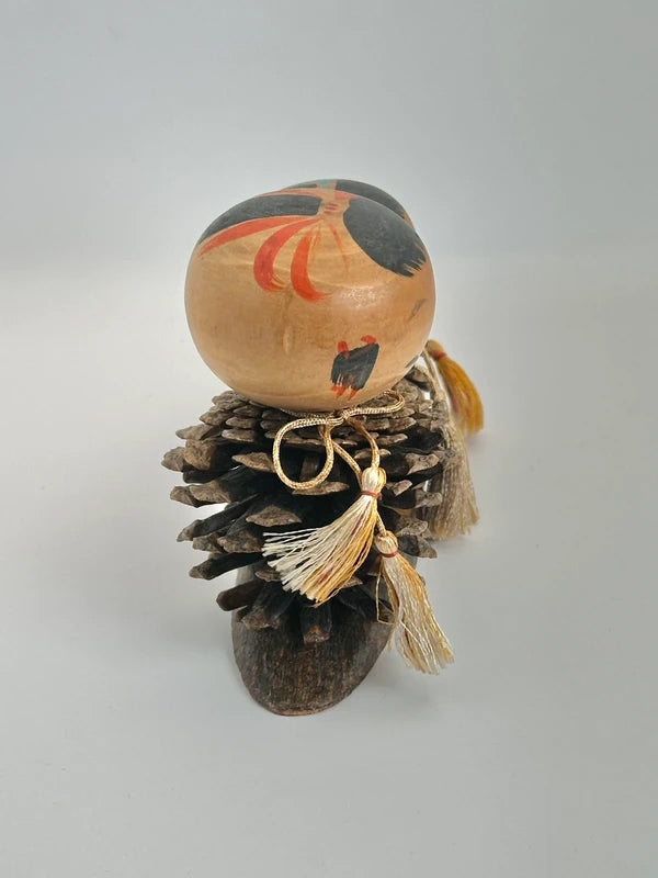 FT97 - Omiyage kokeshi doll pine cone