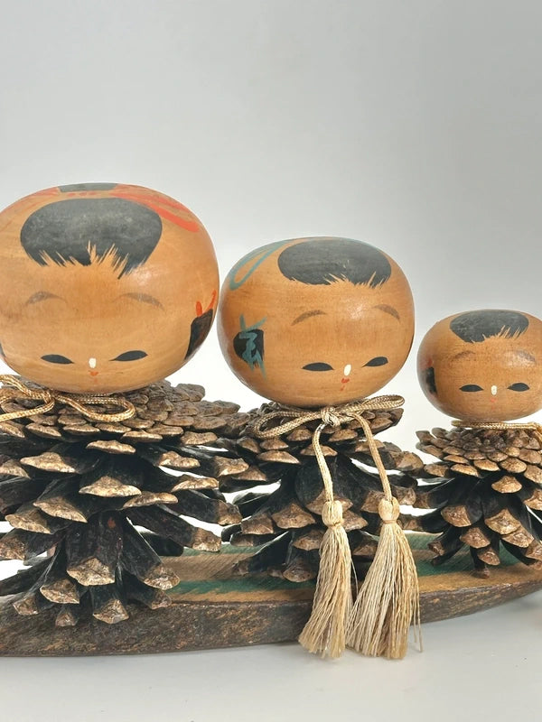 FT97 - Omiyage kokeshi doll pine cone