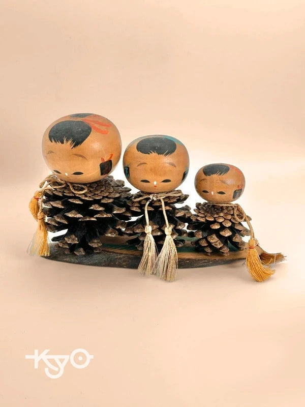 FT97 - Omiyage kokeshi doll pine cone