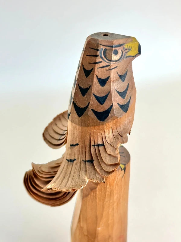 K15079 - Sasano Ittobori hawk wood carving 笹野一刀彫