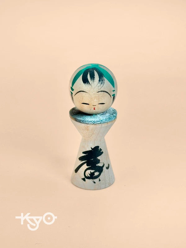 K05040 - Kokeshi miniature avec pièce de 5 yens