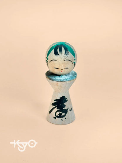 K05040 - Kokeshi miniature avec pièce de 5 yens