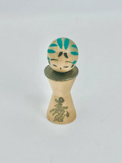 RARE Kokeshi miniature avec pièce de 5 yens