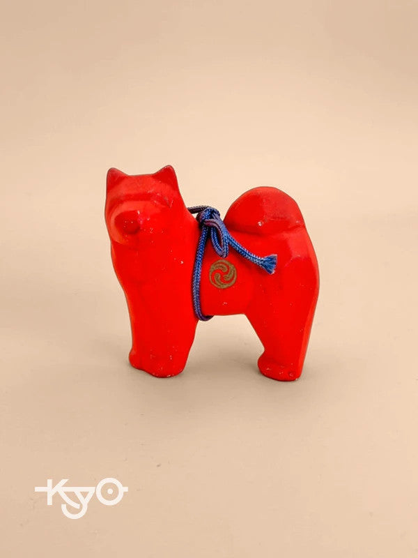Figurine de chien rouge - mitsu-domoe