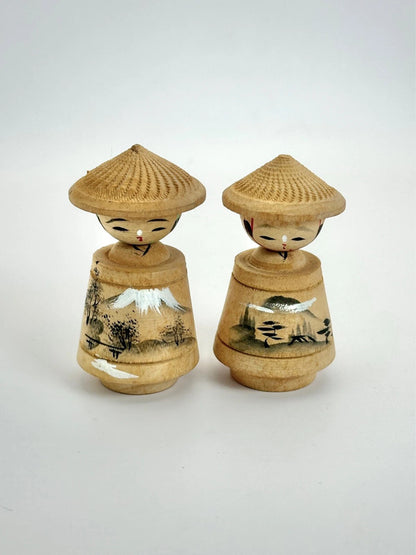 Une paire de kokeshi omiayge vintage
