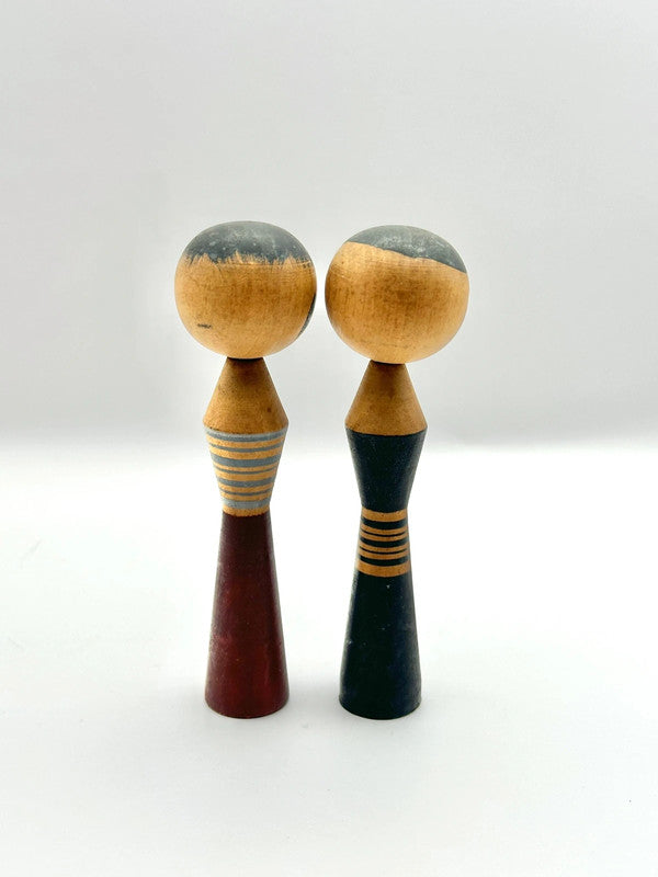 Sosaku kokeshi en paire et style minimaliste
