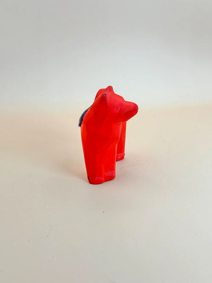 Figurine de chien rouge - mitsu-domoe