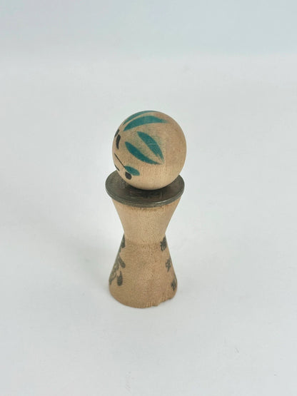 RARE Kokeshi miniature avec pièce de 5 yens