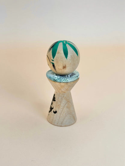 K05040 - Kokeshi miniature avec pièce de 5 yens
