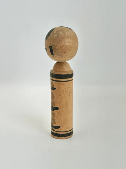 Poupée kokeshi monochrome vintage