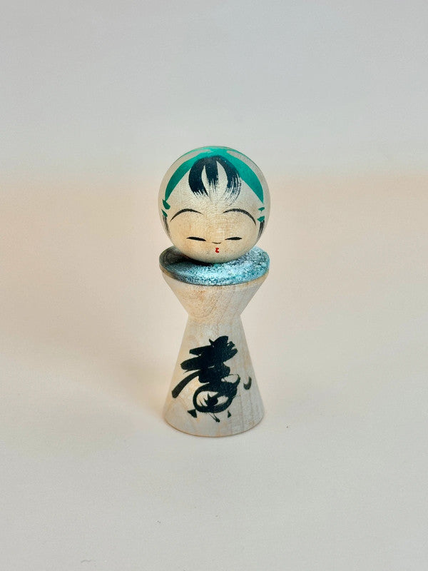 K05040 - Kokeshi miniature avec pièce de 5 yens