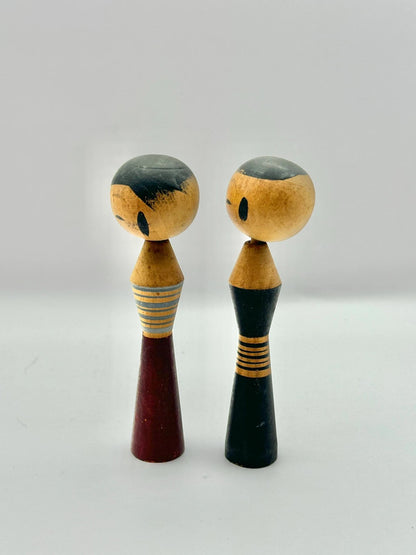 Sosaku kokeshi en paire et style minimaliste