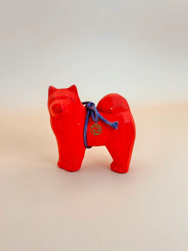 Figurine de chien rouge - mitsu-domoe