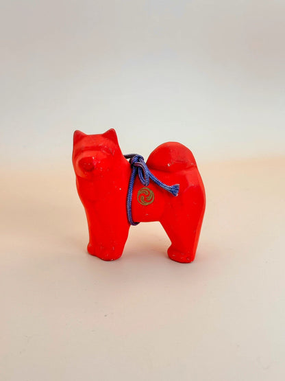 Figurine de chien rouge - mitsu-domoe
