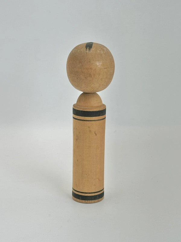 Poupée kokeshi monochrome vintage
