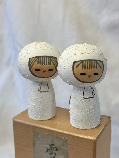 Un ensemble de kokeshi japonaises - Souvenir Onsen