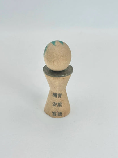RARE Kokeshi miniature avec pièce de 5 yens
