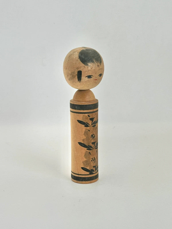 Poupée kokeshi monochrome vintage
