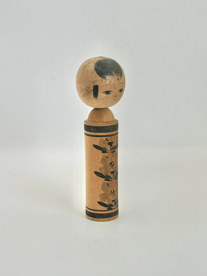 Poupée kokeshi monochrome vintage
