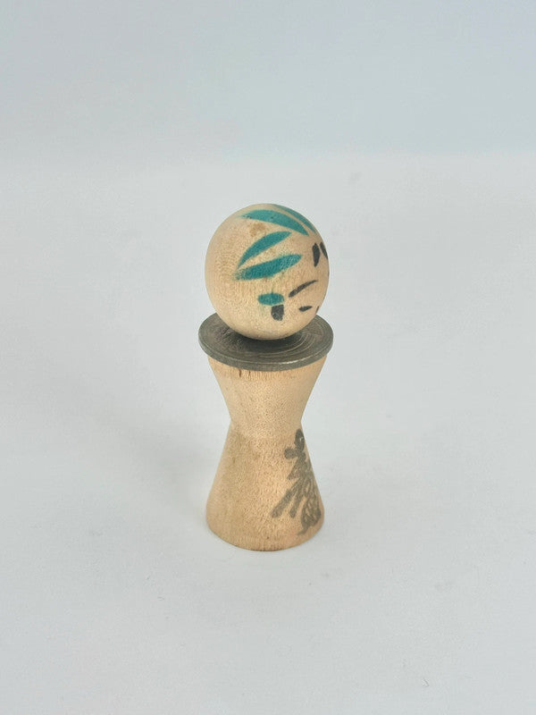 RARE Kokeshi miniature avec pièce de 5 yens