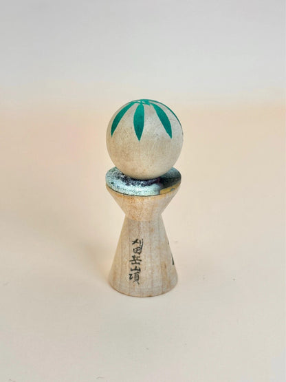 K05040 - Kokeshi miniature avec pièce de 5 yens