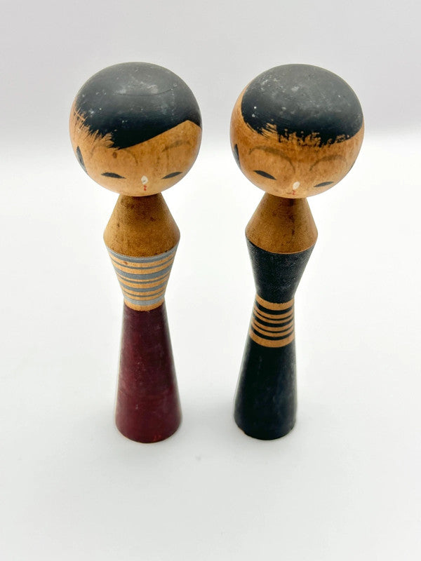 Sosaku kokeshi en paire et style minimaliste
