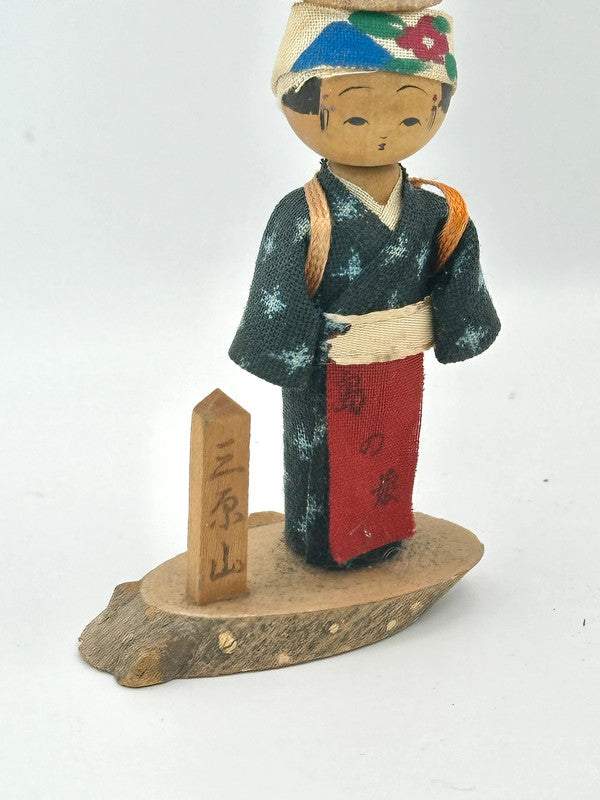 Poupée kokeshi japonaise souvenir d'Onsen