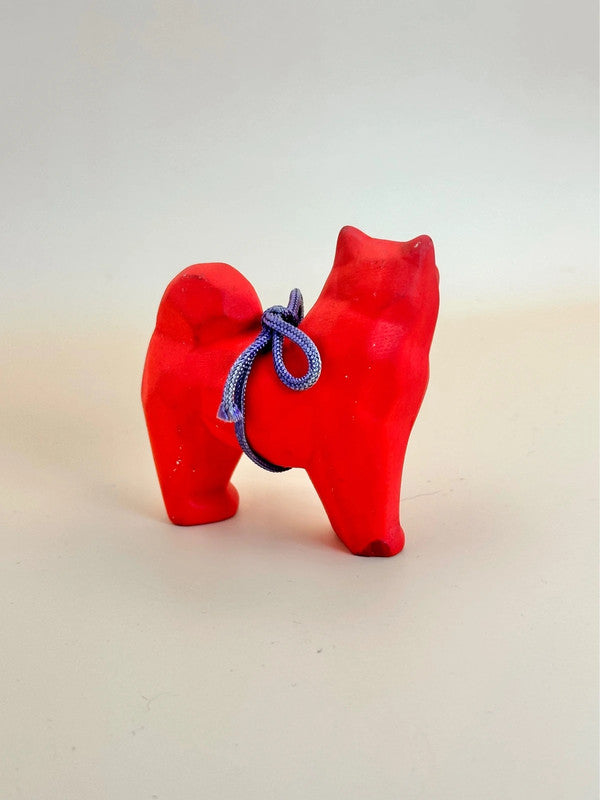 Figurine de chien rouge - mitsu-domoe