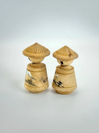 Une paire de kokeshi omiayge vintage