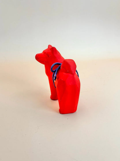 Figurine de chien rouge - mitsu-domoe