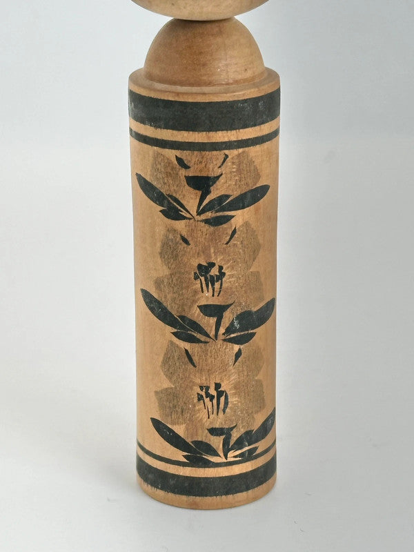 Poupée kokeshi monochrome vintage