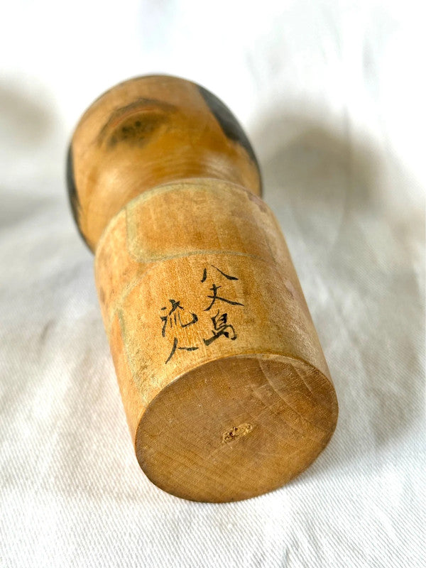 Poupée kokeshi en bois Ukita Hideie importée du Japon