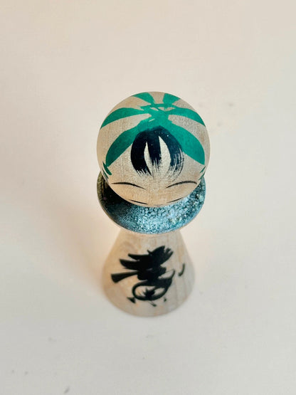 K05040 - Kokeshi miniature avec pièce de 5 yens