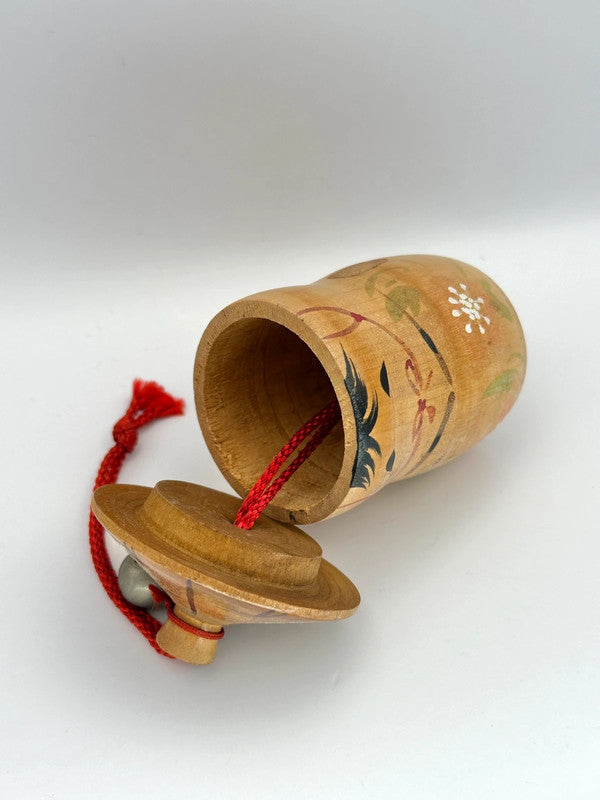 Petite boîte Kokeshi vintage avec cloche