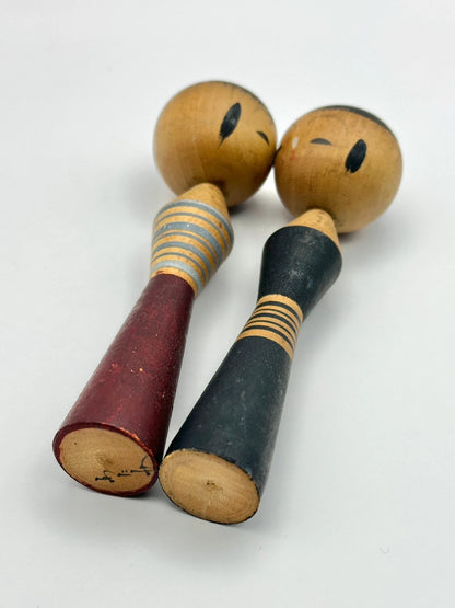 Sosaku kokeshi en paire et style minimaliste