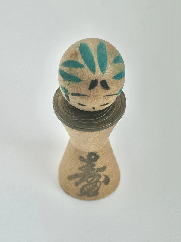 RARE Kokeshi miniature avec pièce de 5 yens
